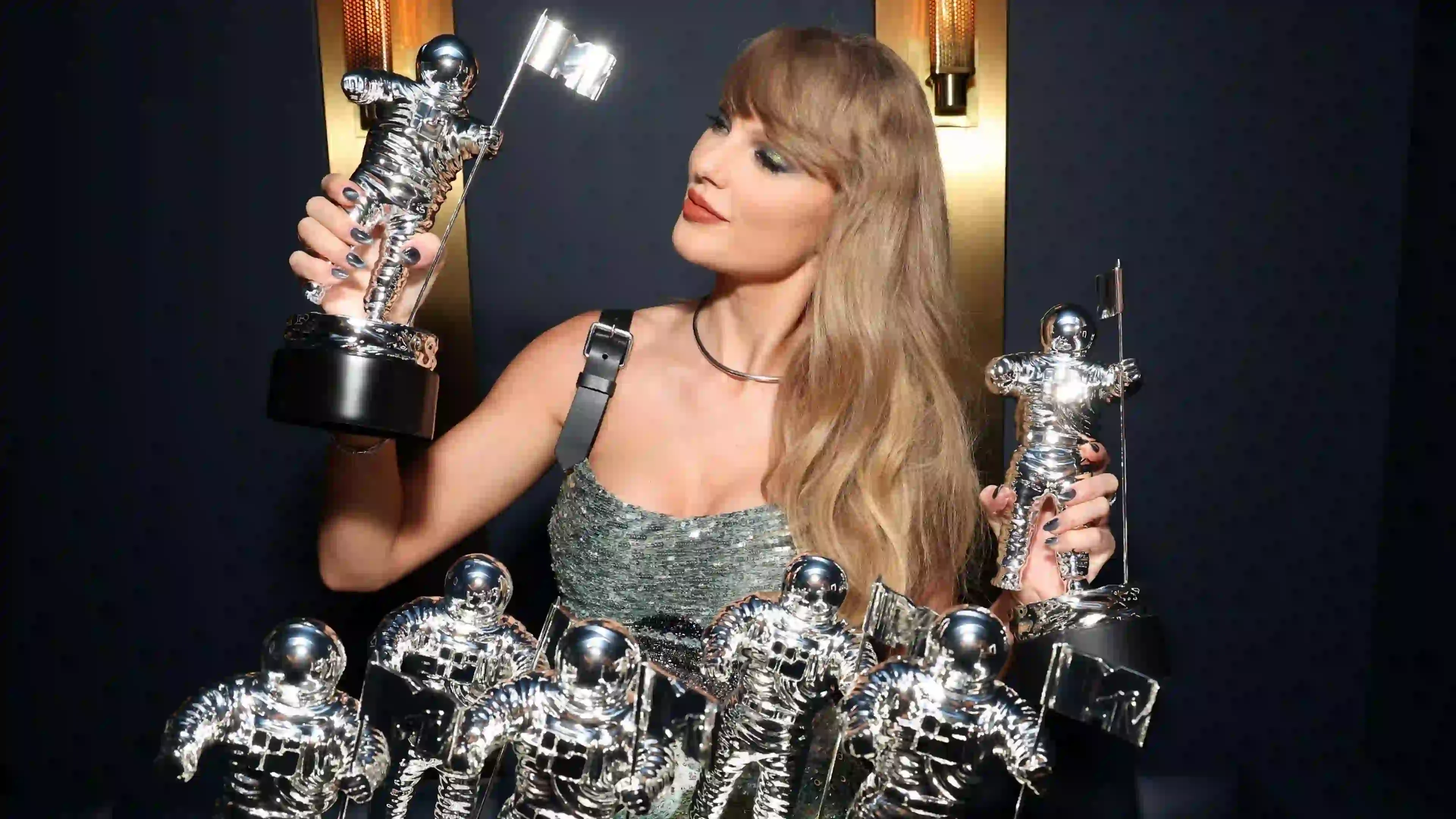 Taylor Swift becomes biggest ever VMA winner