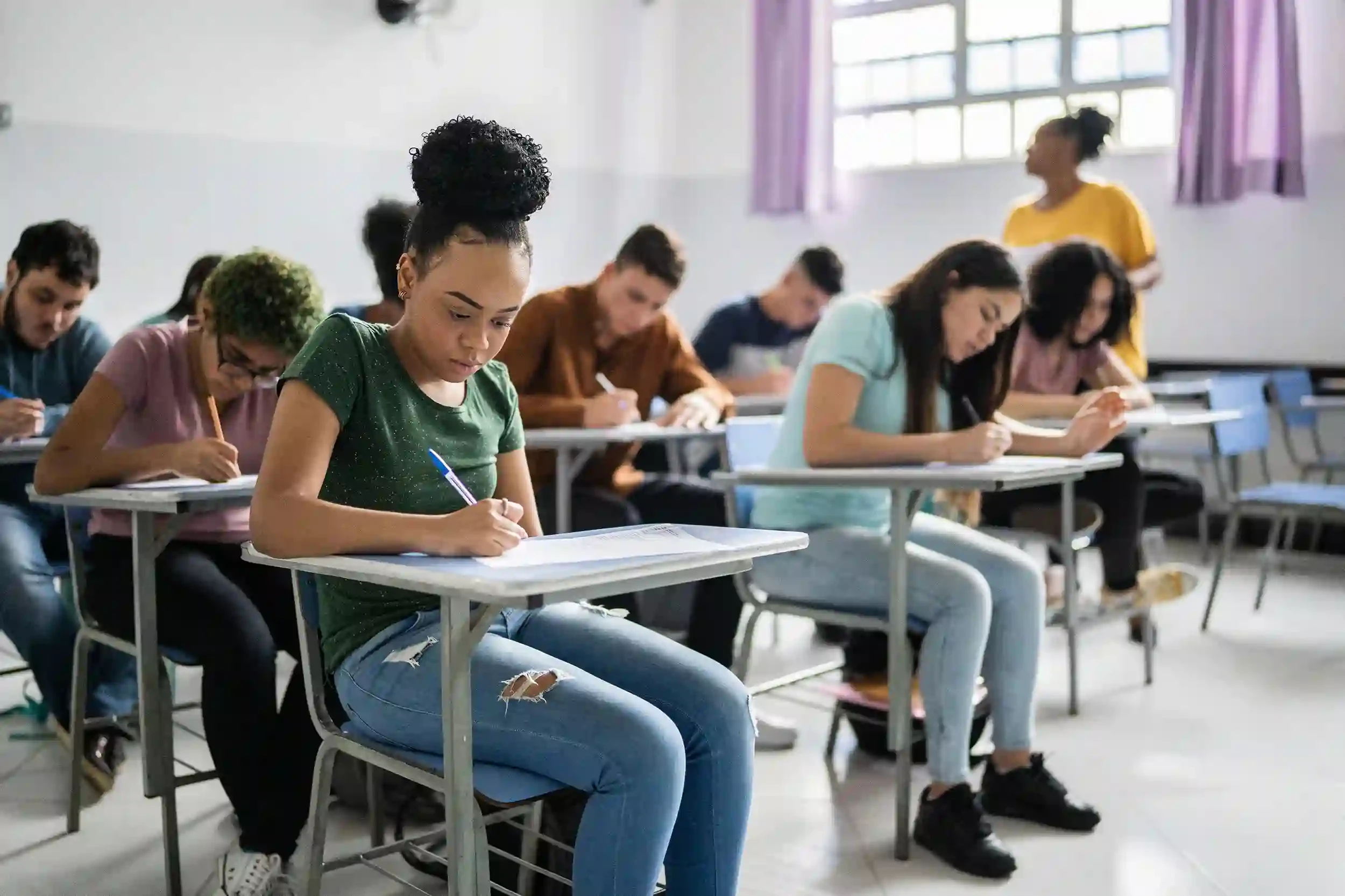 Schools Tighten Phone and AI Rules as Screen-Time Concerns Grow